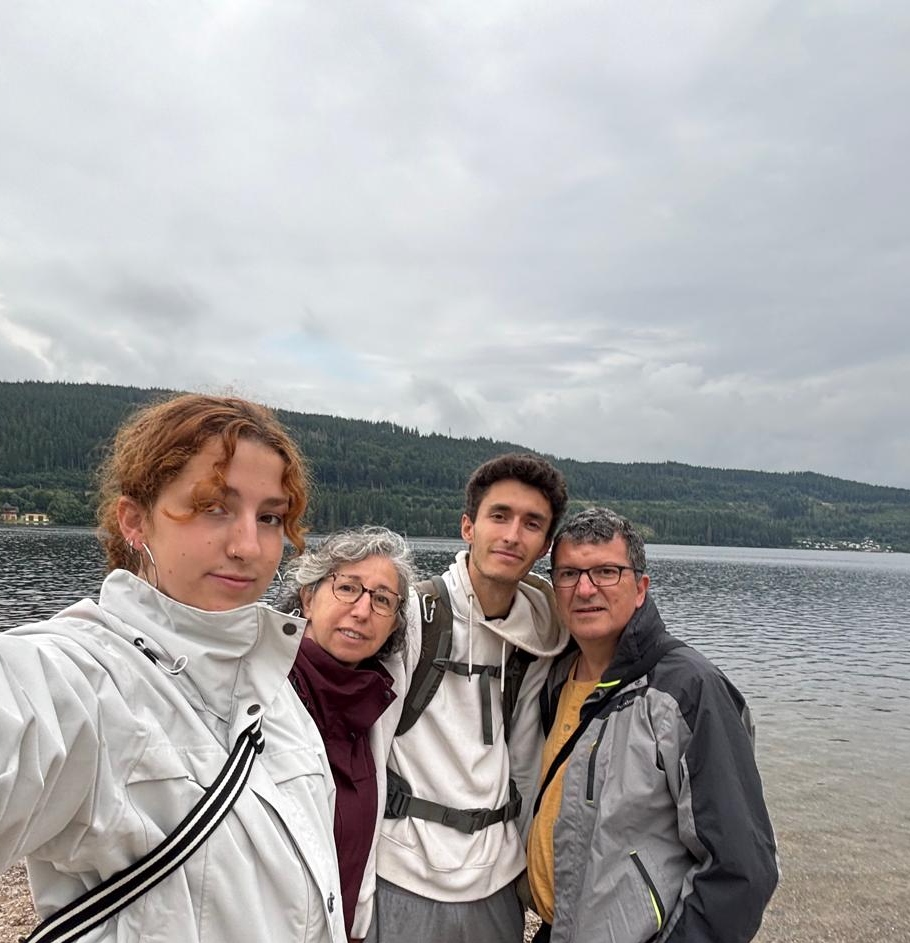 Alicia con su familia