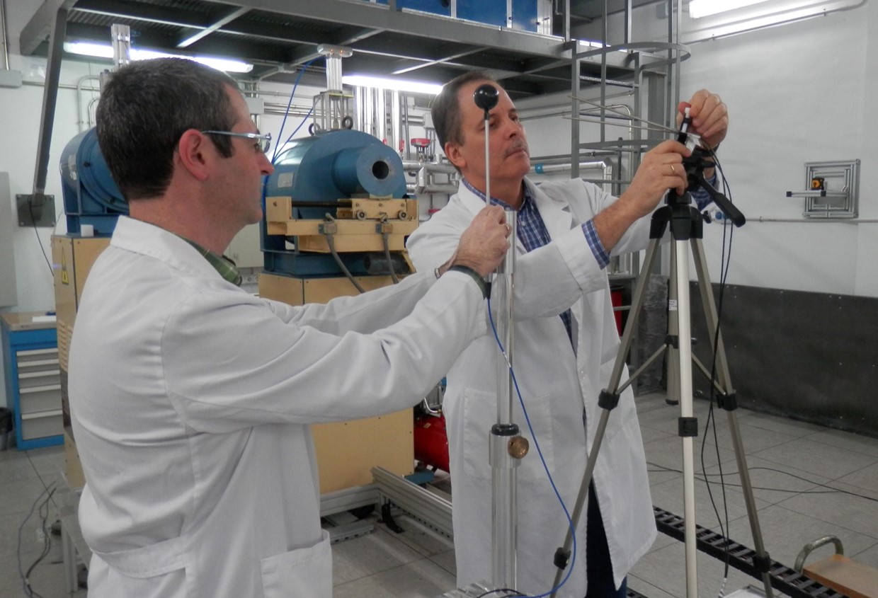 Colocación de una de las cámaras en el laboratorio