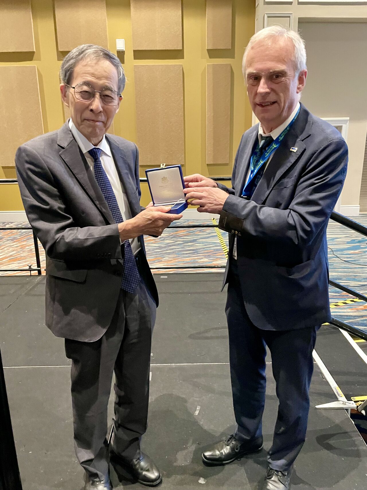 Niwa entrega medalla
